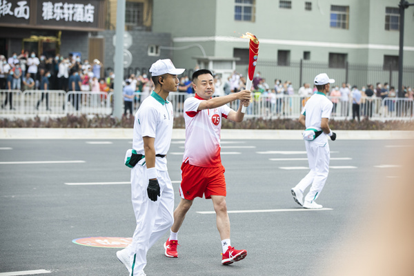 高慢!陕西BC贷集团职工王玮参加十四运会火炬传递! 高慢!陕西BC贷集团职工王玮参加十四运会火炬传递!